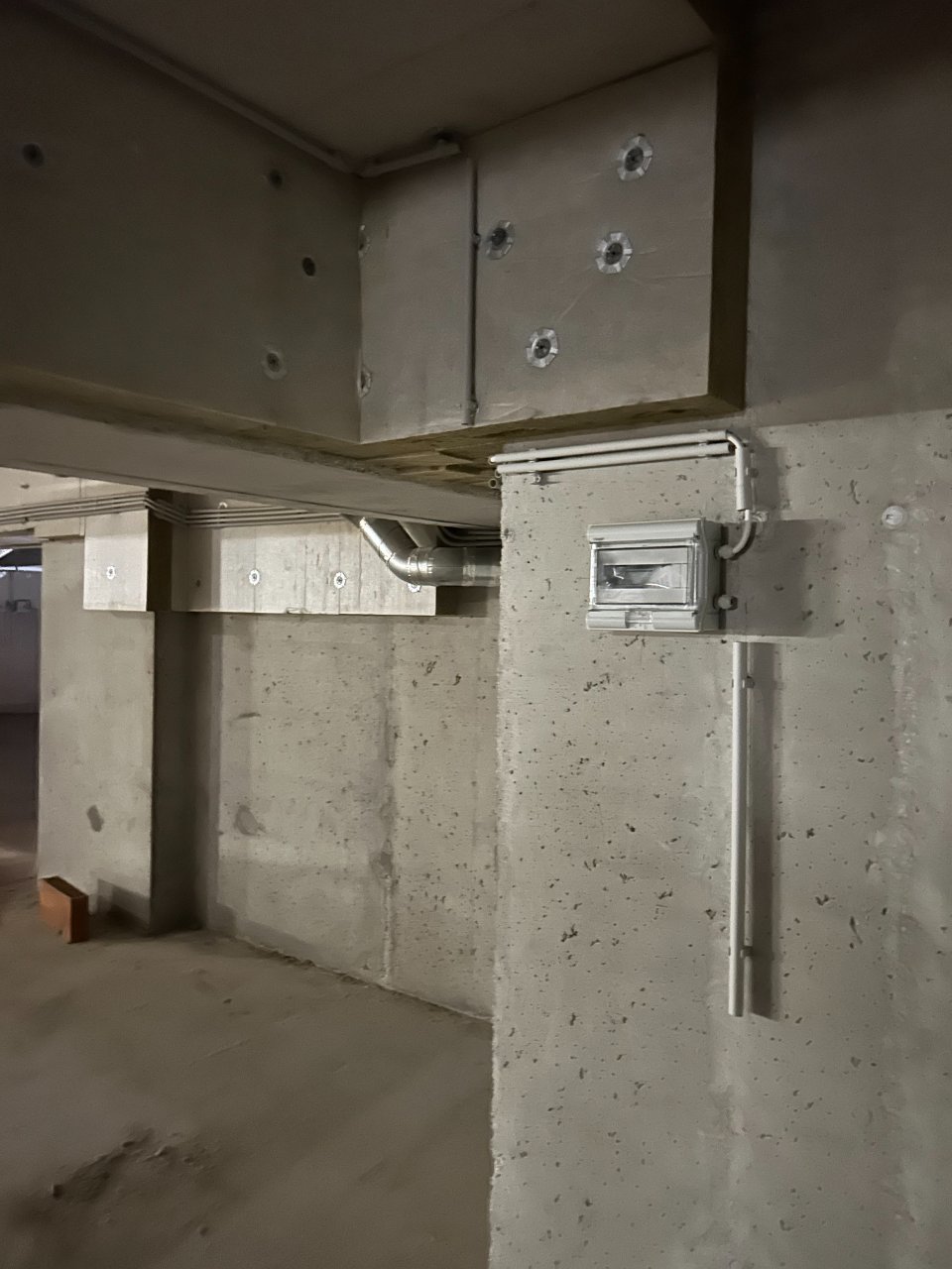 Mélygarázs elosztószekrény és elektromos nyomvonal